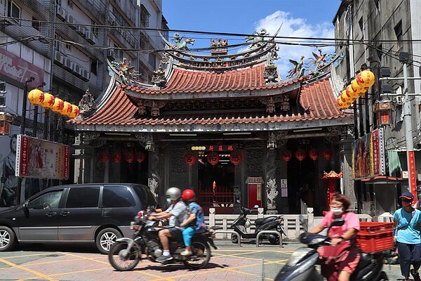 慈祐宮舊稱新莊媽祖廟，主祀天上聖母，配祀觀世音、地藏王菩薩等眾神，屬市定三級古蹟。圖／林昕璿攝
