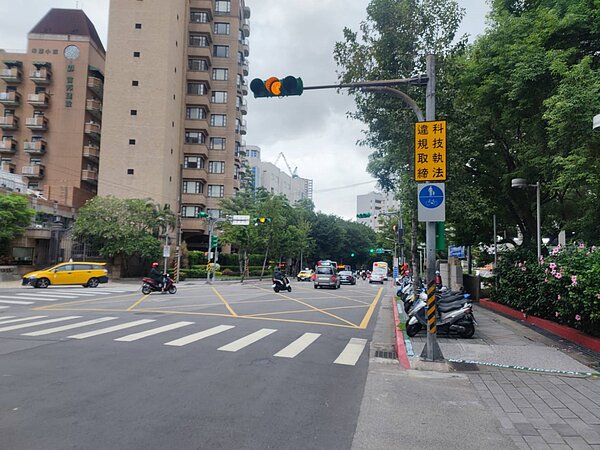 榮總醫院周邊(石牌路2段)規劃建置「違規停車科技執法設備」,預計12月起上線。圖/台北市政府提供