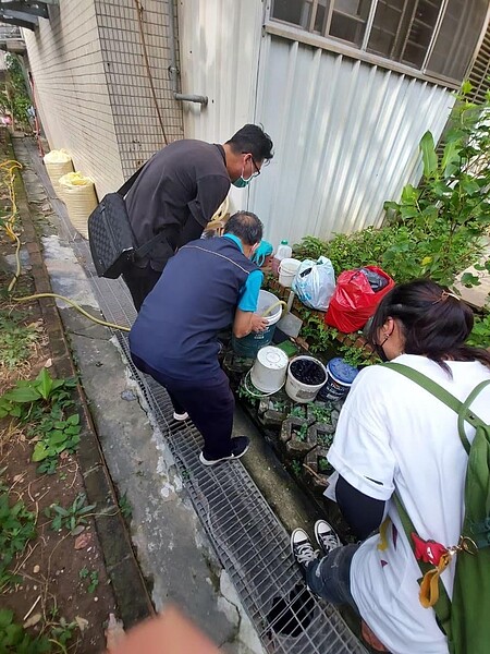 潘明勳里長親力親為提升公共衛生。圖／取自臺北市鄰里服務網