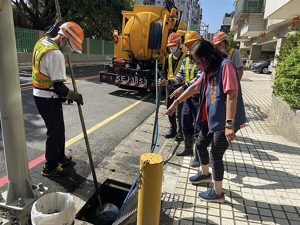 里內定期請清潔隊協助清理水溝淤泥，避免排水堵塞。圖／吳碧麗提供
