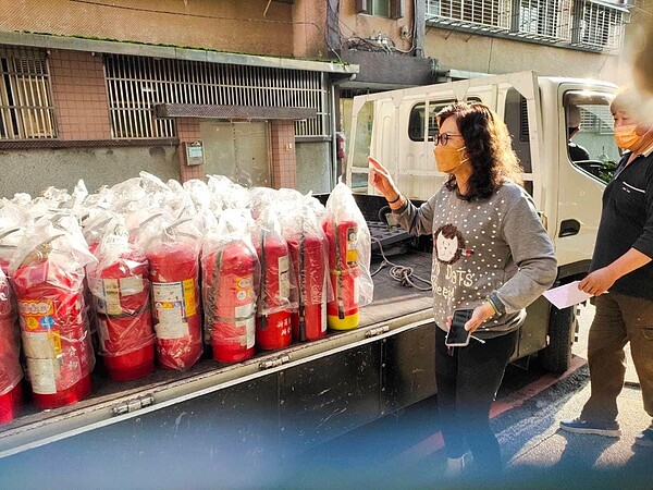 為守護社區居家安全，吳碧麗將立人里內的滅火器汰換更新。圖／吳碧麗提供
