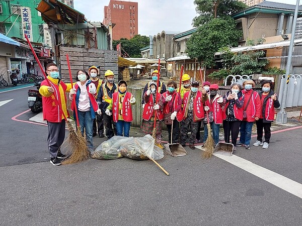 龍泉里國家清潔週年中大掃除。圖／取自臺北市鄰里服務網