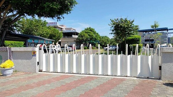 社區大門「改電動」噪音掰掰?苦主崩潰:用到我的牆 網1句突破盲腸 編列專案預算,協助學校全面盤點、修繕與整建校園大門及側門,同時並搭載防夾裝置,全面提升校園門禁管制安全。圖/台南市政府提供