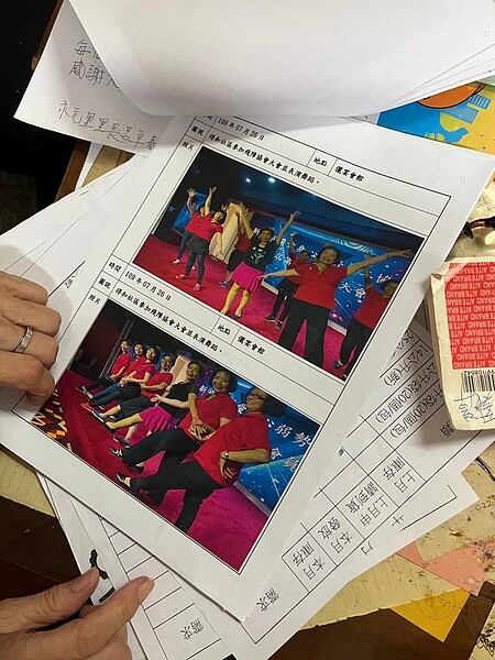 長者透過舞蹈課學習於殘障協會大會上表演。圖／呂卓春英提供
