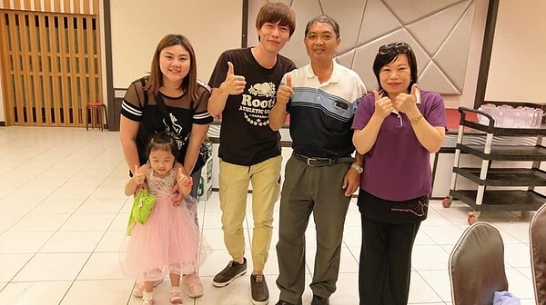 舉辦自然生態保護研習活動與里民合照。圖/取自「Alumi Lin」粉絲專頁