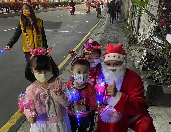 富民里在聖誕節舉辦聖誕老人踩街。圖/新莊樂生活提供