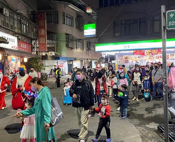 富民里在聖誕節舉辦聖誕老人踩街。圖/新莊樂生活提供