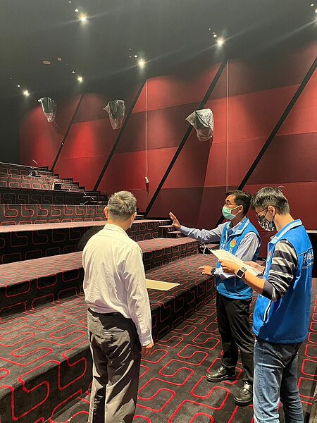 百老匯影城因內部多處使用特殊建材裝修,加上受疫情影響而缺料、缺工之故,將延至12月營運。圖/新竹縣政府提供