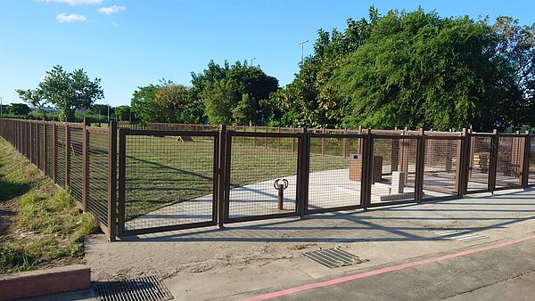 狗公園的設置，讓飼主與狗有寬敞空間活動，也能減少環境髒亂。圖／黃世豪提供