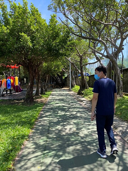 華東里里長王典芳漫步華東公園綠色長廊。圖/廖詠琦攝