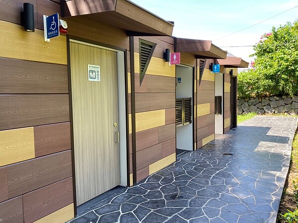 華東公園全新景觀公廁。圖/廖詠琦攝