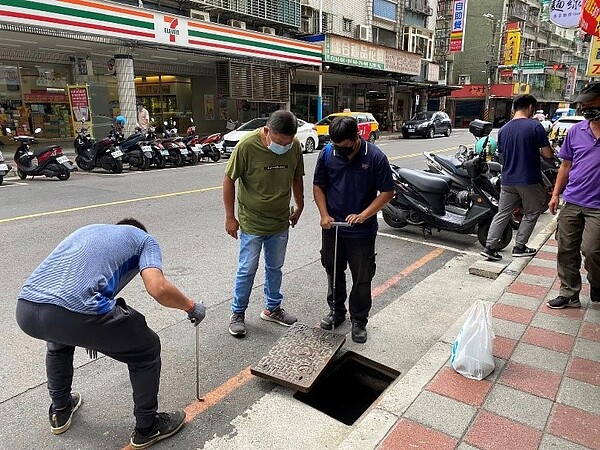 雨水下水道及道路側溝稽查。圖／取自「華興里里長　劉憲鐘」臉書專頁