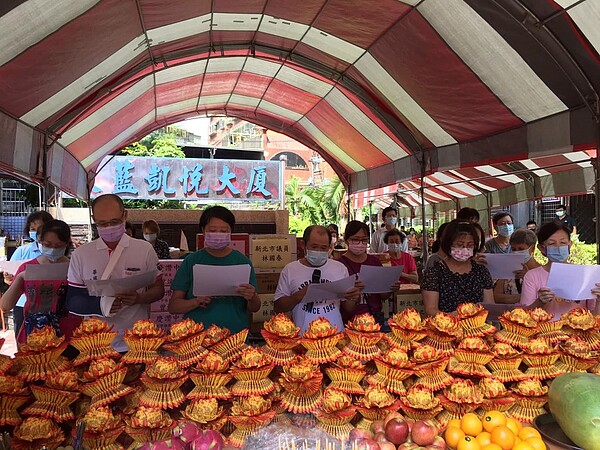 參與社區中元普渡活動。圖/取自「華興里里長 劉憲鐘」臉書專頁