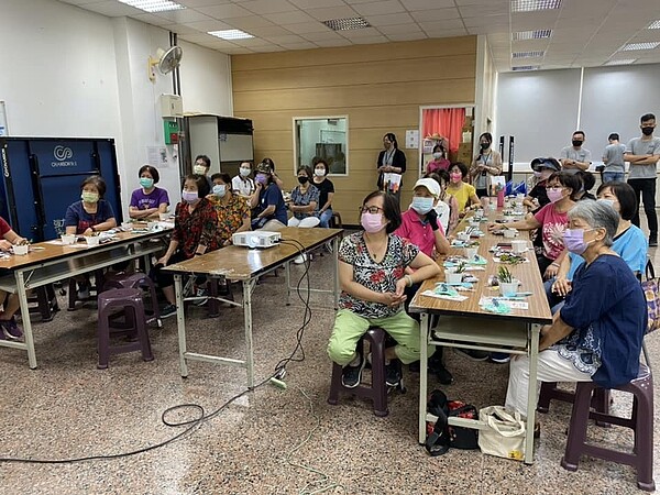 里民參與反詐騙暨DIY多肉植物活動。圖/取自「華興里里長 劉憲鐘」臉書專頁