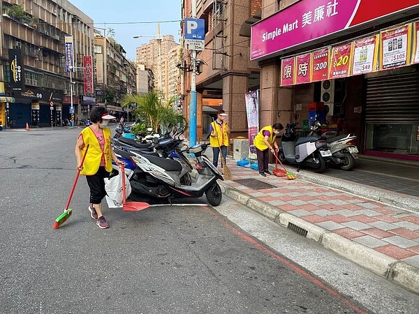 環保清潔日里民上街清掃。圖/取自「華興里里長 劉憲鐘」臉書專頁