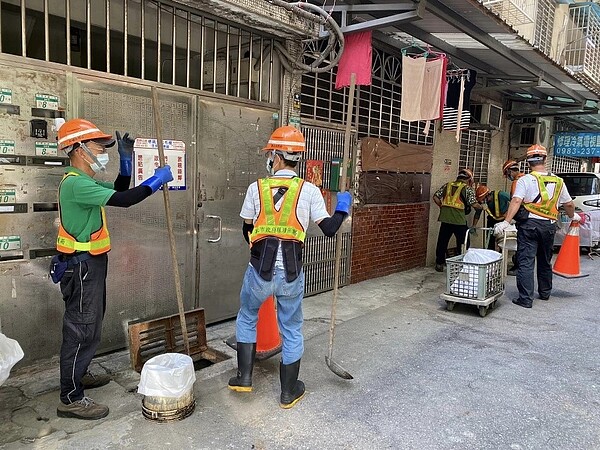 里內側溝清淤。圖/取自「華興里里長 劉憲鐘」臉書專頁