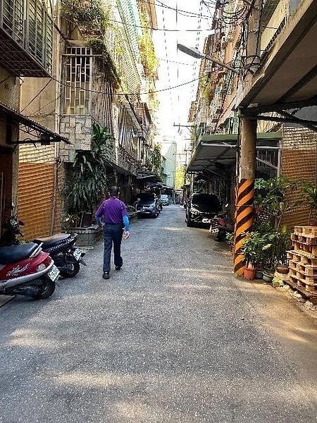 里長每日定期巡視街道。圖／廖詠琦攝