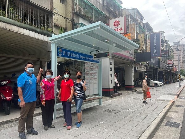 陳里長看見里民需求，增設兩處公車亭讓民眾不必再冒雨等車。