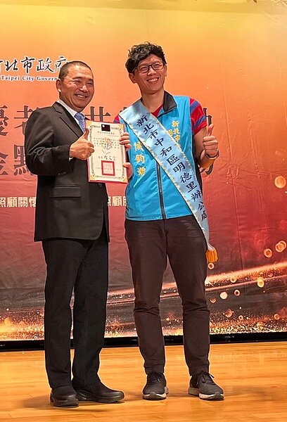 侯鈞瀚積極推動里內建設，也細心關懷里內長輩，連續兩年榮獲新北市老人共餐績優獎。圖／侯鈞瀚提供