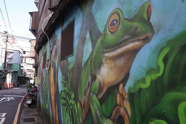 老舊的巷弄在彩繪塗鴉的裝飾下，顯得活潑有生氣。圖／林昕璿攝