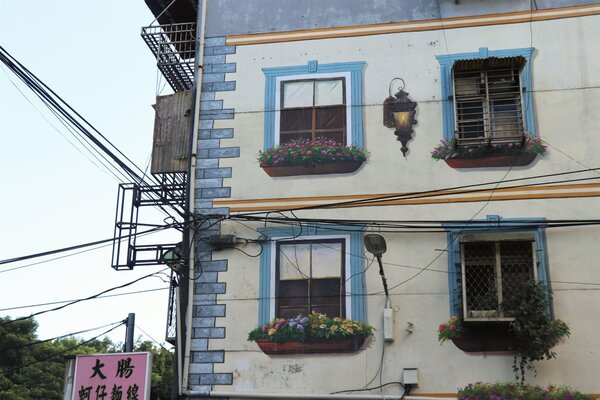 牆上歐式風格的彩繪塗鴉也配合原有房屋設計，融於一體。圖／林昕璿攝