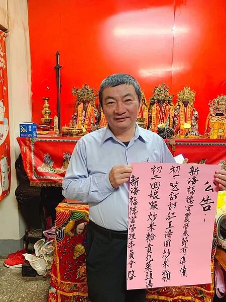 里長張耀仁逢年過節就辦桌。圖/易小滿攝