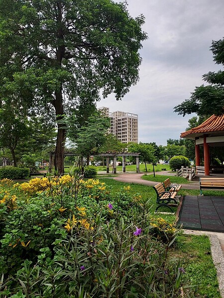 玫瑰公園，花草茂盛。圖／易小滿攝

