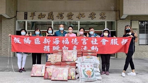 捐助清寒學生白米及營養麵條。圖/里辦提供