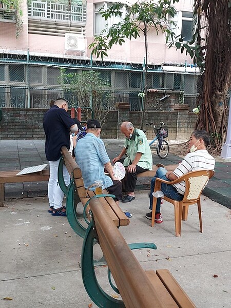 老同學聚在一起泡茶聊天。圖/易小滿攝