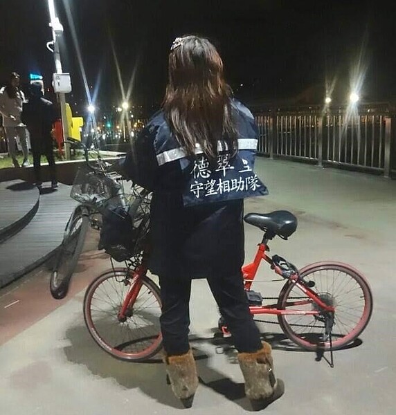 穿起畢挺藍色制服的帥氣身影。圖／易小滿攝

