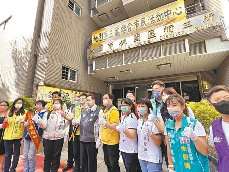 
桃園市府運用桃園區戶政事務所既有建築物增建5、6樓，規畫家防中心和市民活動中心，市長鄭文燦27日出席揭牌。（蔡依珍攝）
