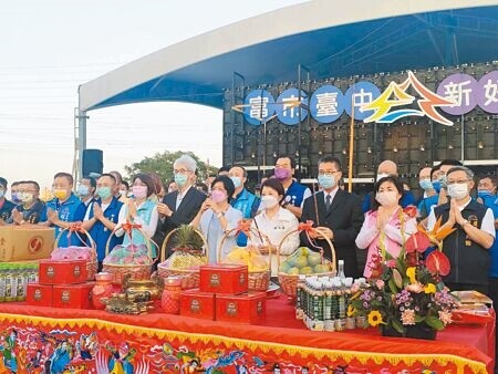 「大肚－和美跨河橋梁工程」27日下午舉行開工動土典禮，台中市長盧秀燕、彰化縣長王惠美共同出席。（潘虹恩攝）