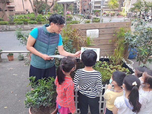 生態池內種植各樣的水生植物，讓兒童能夠藉此認識水生環境與生態。圖／侯鈞瀚提供