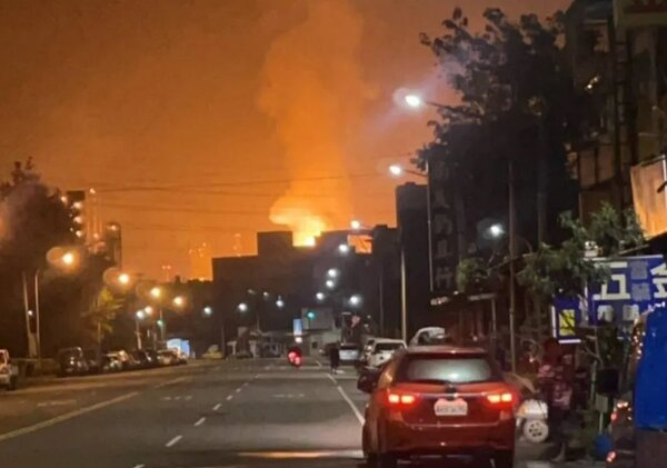 高雄中油大林蒲煉油廠27日晚間10時30分許傳出火警。圖／擷取自《記者爆料網》
