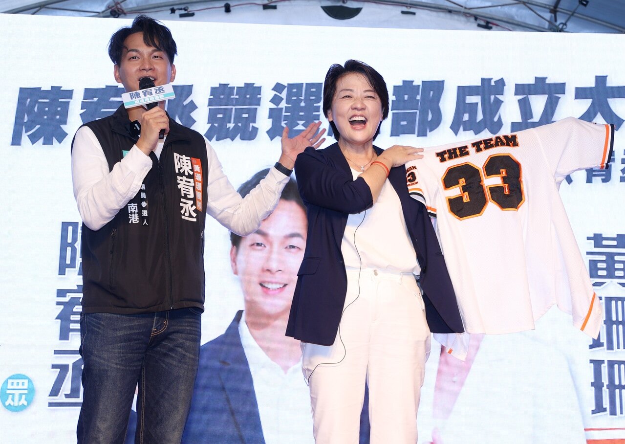 內政部次長花敬群說北市因政治考量放緩社宅進度,無黨籍台北市長候選人黃珊珊(右)回嗆台北市是社宅蓋最多的縣市。圖為黃珊珊過去幫子弟兵陳宥丞(左)站台畫面。記者余承翰/攝影