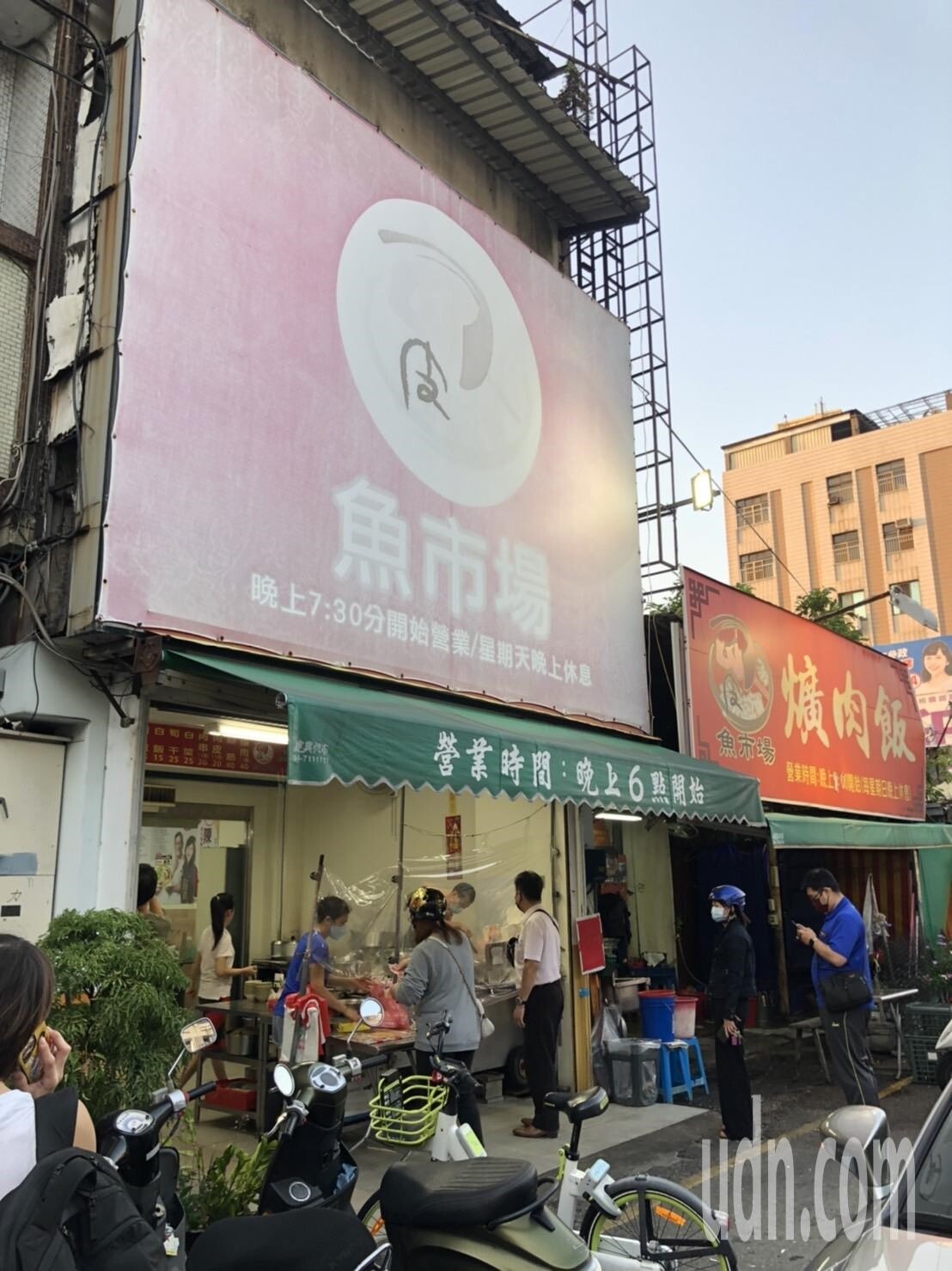 彰化魚市場爌肉飯開業40多年，業者規劃頂讓。記者林敬家／攝影 