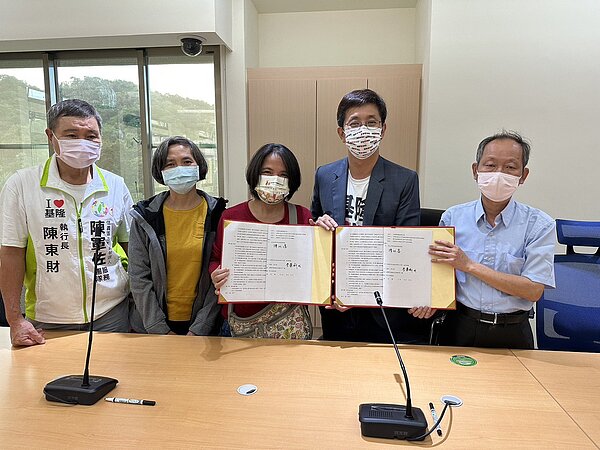 基隆市信義區民生世界社區今與自來水公司第一區管理處簽約,完成「老舊高地社區用戶加壓受水設備改善計畫」第1階段的行政程序。圖/蔡適應競選總部提供