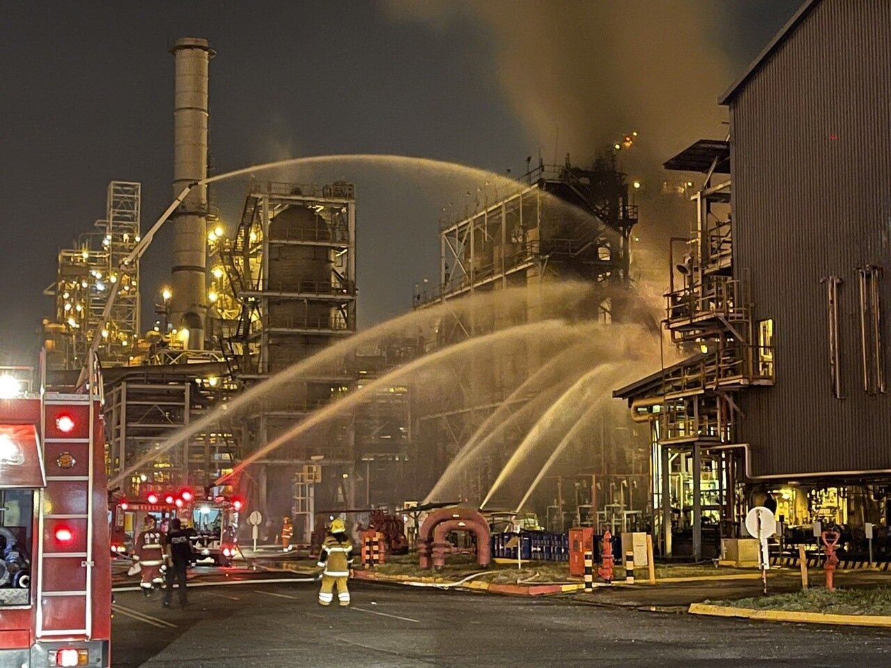 高雄小港區中油大林煉油廠昨晚10點30分左右,發生工廠爆炸火警,火光照亮天夜空,隔著幾條街都能清楚聽見爆炸巨響,相當駭人。記者劉學聖/攝影