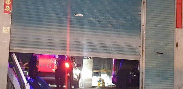 台中市神岡桶屍命案，警方27日進行相驗，年約40歲男性遺體遭透明塑膠袋、藍色床包套住，遺體呈現蜷伏狀置入橘色塑膠方形桶中，再灌入水泥，駭人封屍。圖／報系資料照