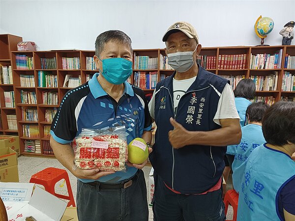 李國榮里長與里民同樂。(圖擷取自台北鄰里服務網)