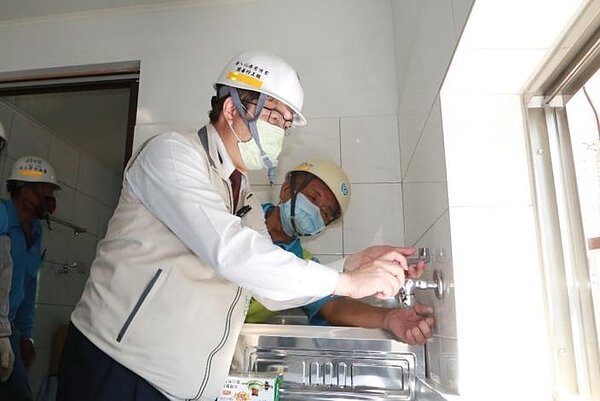 台南市打造「希望家園」，市府結合各職業公會組成「做工行善團」，近4年來已修繕113間民宅，為弱勢勞工家庭改善生活品質。圖／台南市府提供