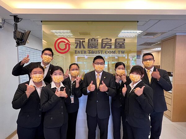 永慶房屋經紀人陳可旻（前排左2）表示，師徒制和團隊合作讓她迅速培養專業，為自己迎來高薪和升遷，來永慶當業務真的不難。圖／永慶房產提供