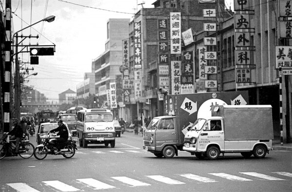 1972年底的臺北市康定路街景，畫面中間偏左位於內江街口的婦幼醫院（全名為臺灣省立護專附設婦幼衛生中心）就是我誕生的地方。（高鍵助拍攝，圖片來源：張哲生著《年記1972：記憶裡的前塵》尖端出版）
