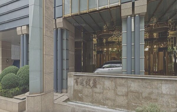 實價揭露，位於台中市西區大坪數豪宅社區「百達馥麗」，今年5月出現一筆奇特的套房交易，含兩車位，總坪數僅13.3坪，總價888萬元。圖／聯合報