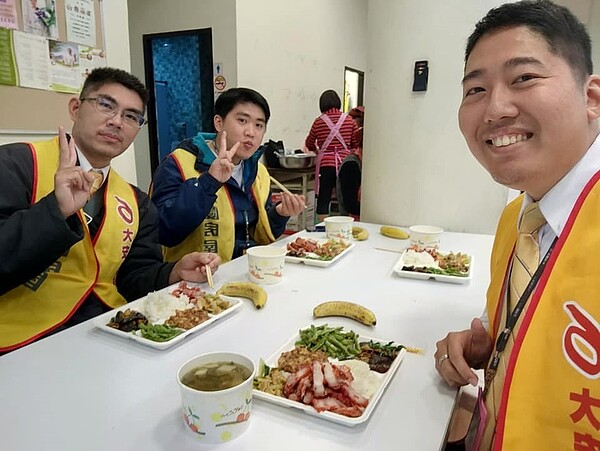 龍翠里永慶房屋同人一起用餐。圖/取自「張振發」臉書