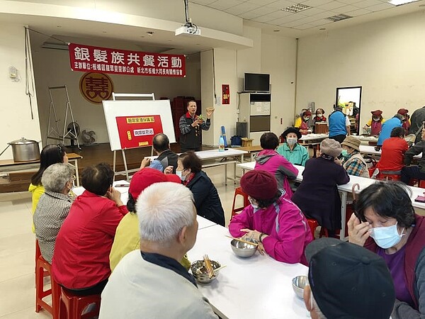 龍翠里銀髮族共餐活動。圖/取自「張振發」臉書