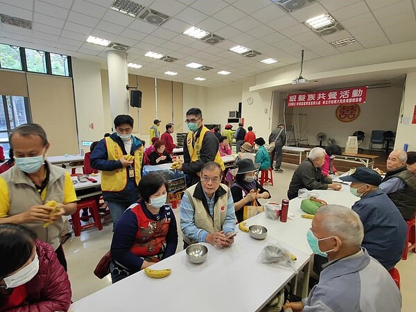 永慶房屋同人協助龍翠里共餐活動。圖／取自「張振發」臉書