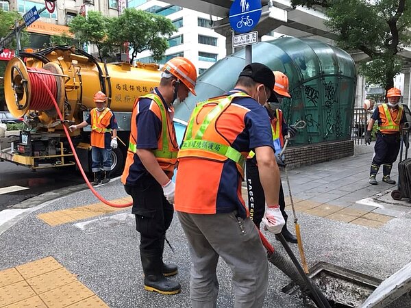 忠誠里溝渠清潔。圖／取自「陳玉蘭」臉書