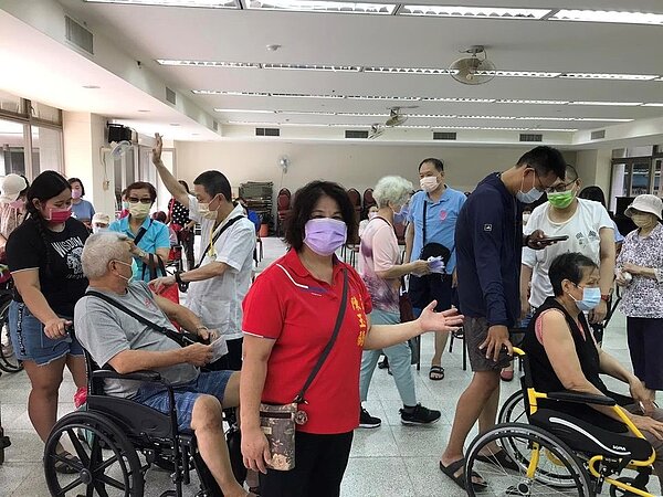 忠誠里流感疫苗施打。圖／取自「陳玉蘭」臉書