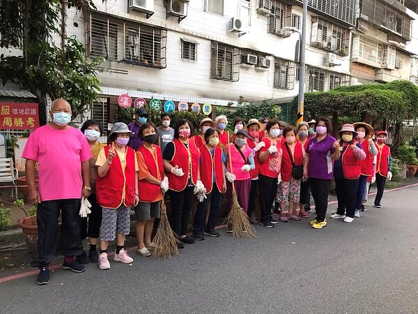 忠誠里環保義工團隊。圖／取自「陳玉蘭」臉書

